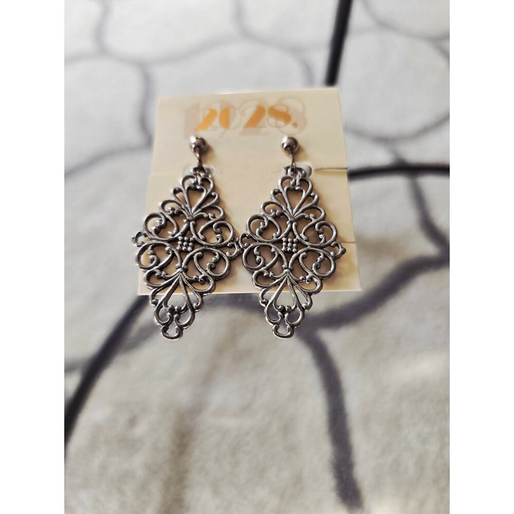 2028 Silver Scroll Clip On Earrings Nee